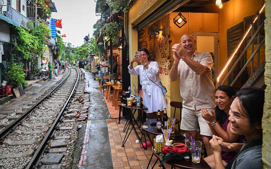 Hanoi train coffee